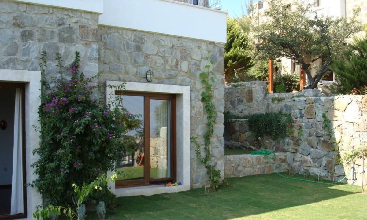 Dagbelen House | Amazing panoramic sea view, stone house garden floor with community pool