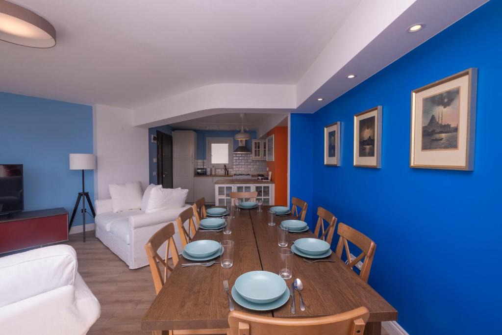 Kabatas Apartment | Bosphorus and Palace View Top Floor Apartment