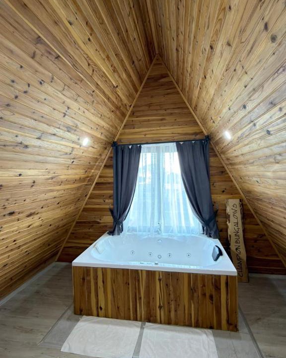 Karaoz Apartment | Champion Homes-Family house with a jacuzzi and garden