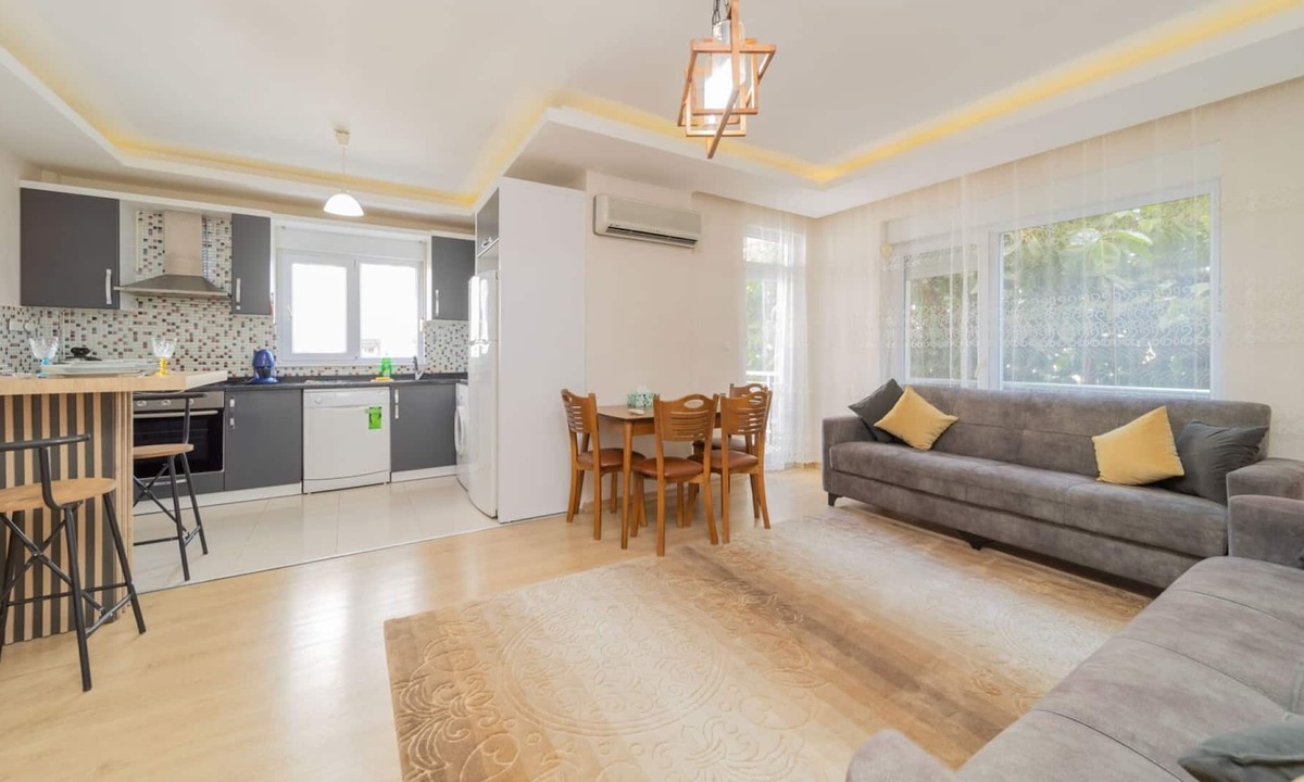 Konyaalti Apartment | Charming Flat w Balcony 5 min to Beach in Antalya