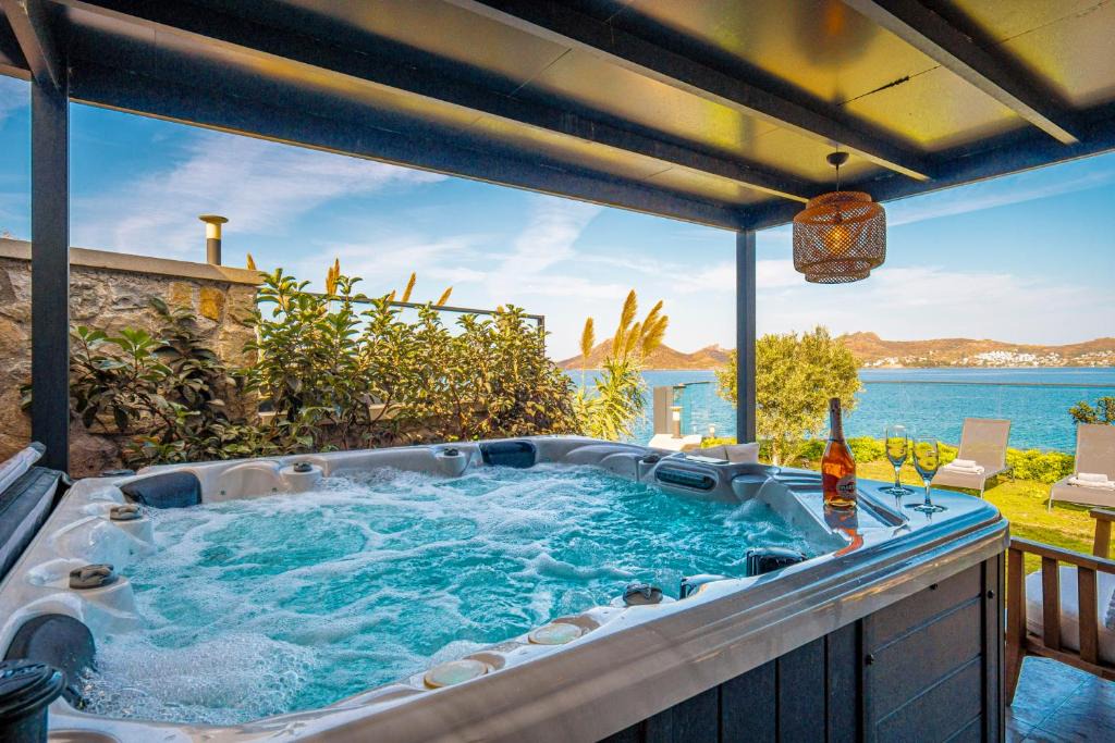 Yalikavak Villa | Çimentepe Residence Deluxe 2 - Villa with Jacuzzi in Yalikavak