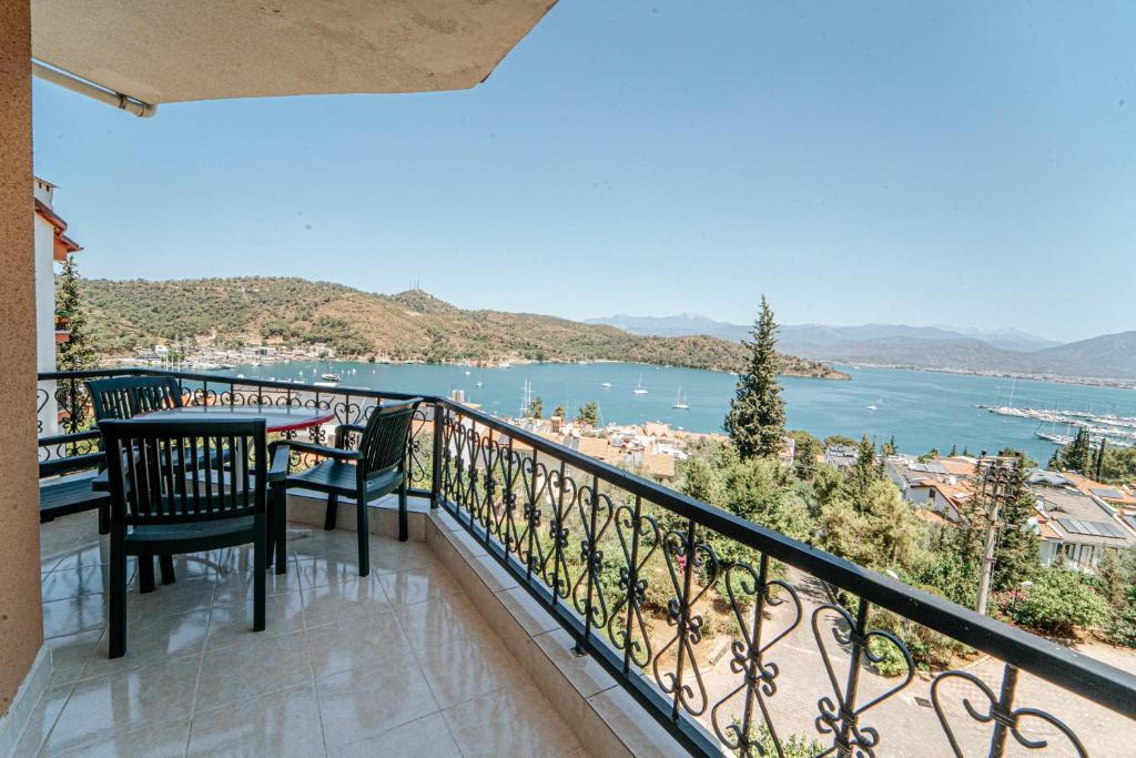 Fethiye City Center Apartment | Colorful Home with Fantastic Sea View near Sea in Fethiye