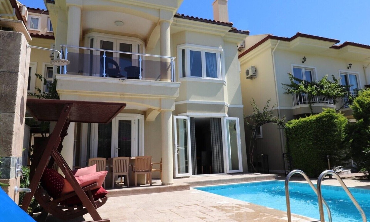 Fethiye City Center Villa | CRL5, 4 bedroom villa to rent in Fethiye has got its own private pool and garden