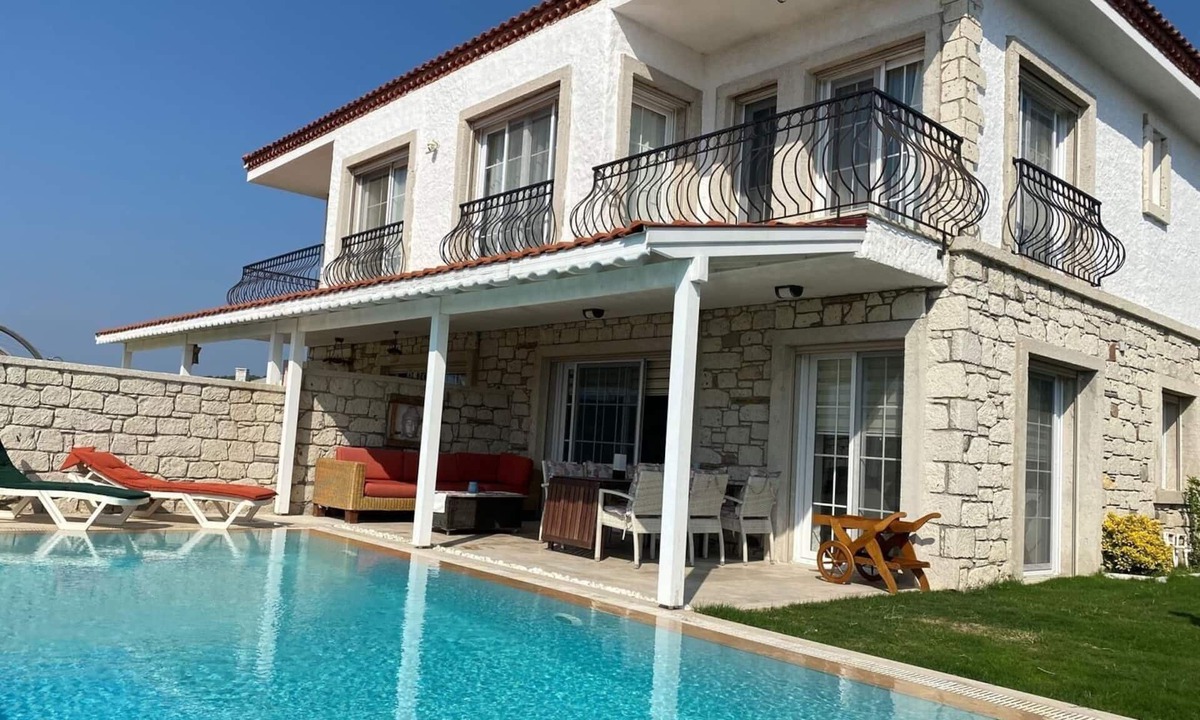 Ildır Koyu House | De'Lale Villa Vacation Home with Stunning Views and a Pool in Izmir Reisdere