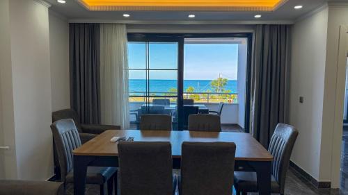 Akcaabat Apartment | Deniz manzaralı geniş daire, sahile yakın