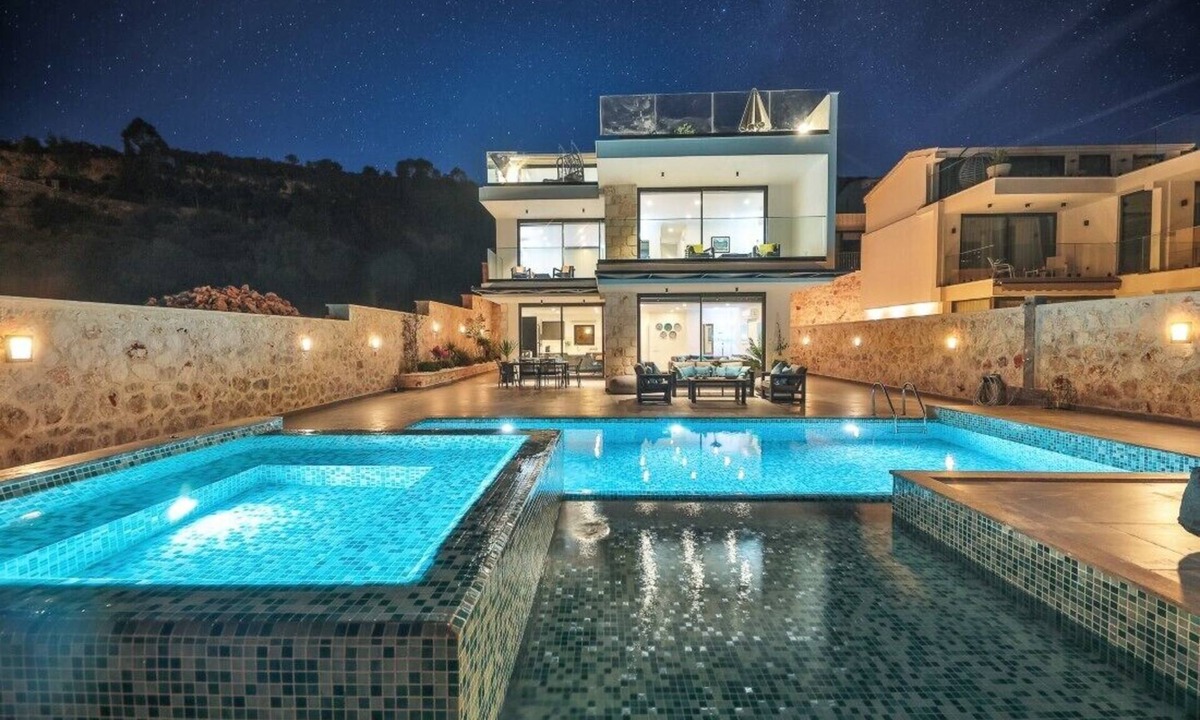 Kalkan Villa | Fabulous 4 bedroom Villa - Heated Pool, Gym, Media room and Roof terrace