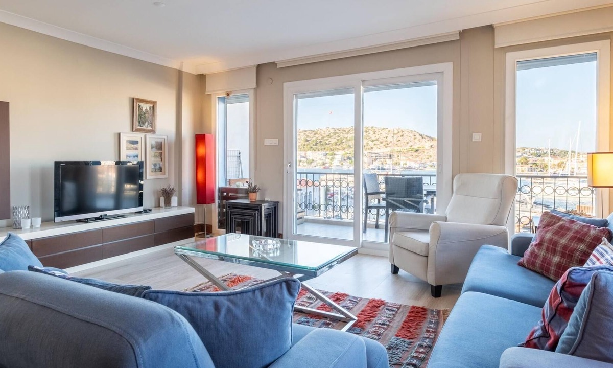 Cesme Apartment | Flat w Sea View, Balcony 3 min to Cesme Marina
