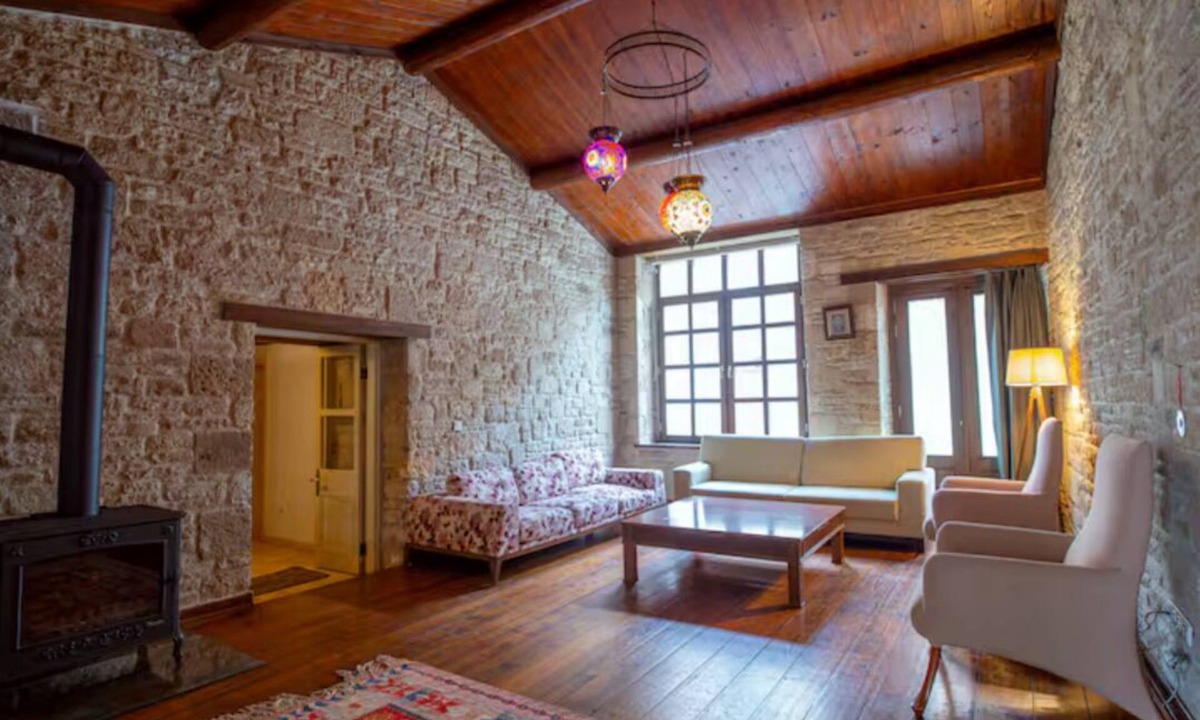 Yenifoca House | Historical Stone House: Peri Palas Fokaia