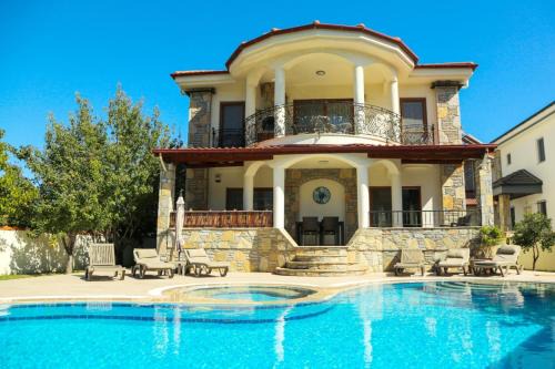 Dalyan City Center Villa | Hot tub-Fireplace-Pets-Sleeps 11-Bbq-Pool-Parking