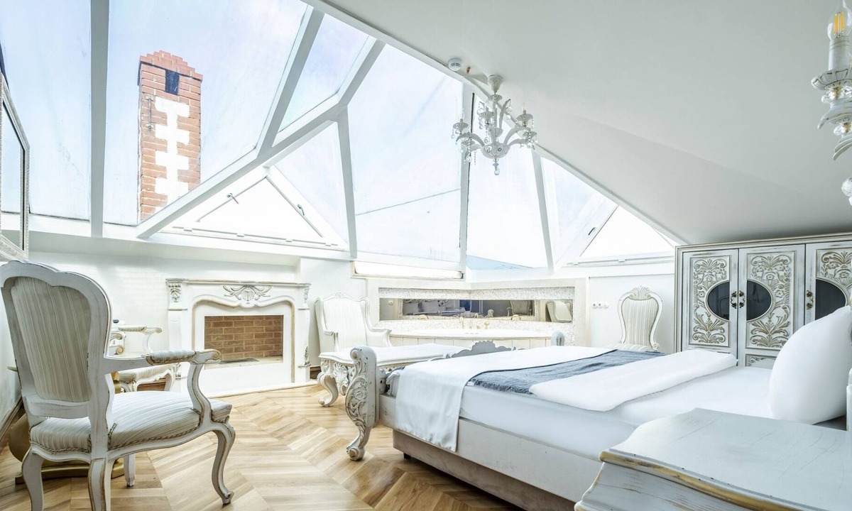 Beylerbeyi Villa | Mansion w Bosphorus View with Balcony and Garden