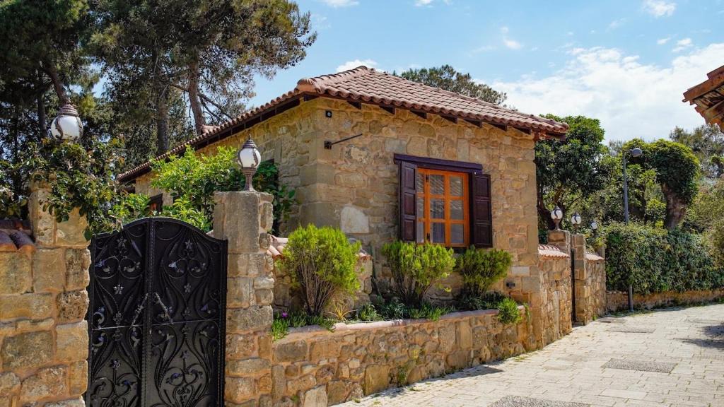 Ancient Side Villa | Mondovilla a charming villa in ancient Side near the theatre just 60 meters from the beach
