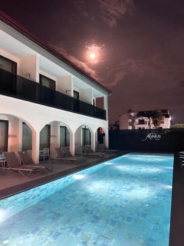 Side Hotel | Moon side