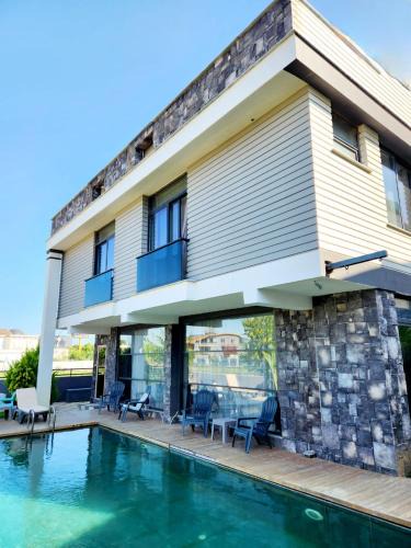 Lara Villa | OLDSKOOL TOWN HOUSES 15 minutes walk to LARA beach