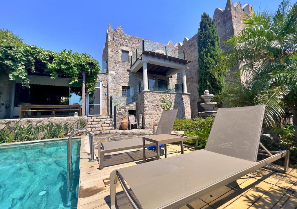Dagbelen Villa | Private Pool Getaway in a Luxury Stone Villa