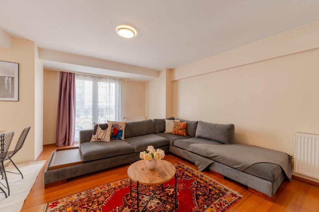 Tophane Apartment | Spacious One-Bedroom Central Apartment - Elevator
