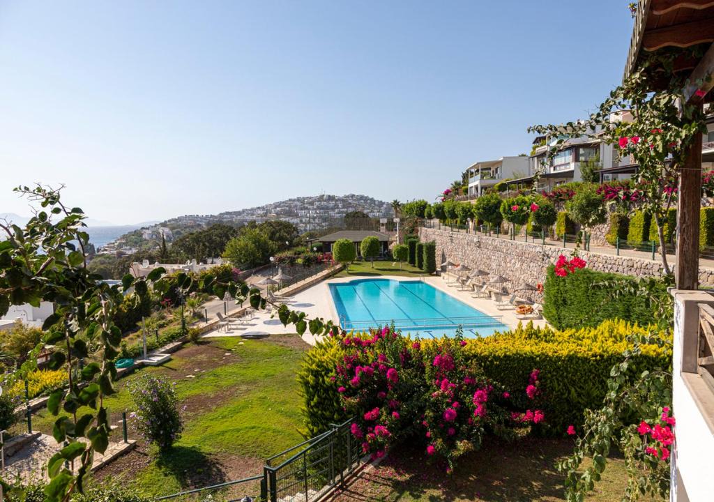 Kadıkale Apartment | Splendid House with Sea View and Shared Pool in Bodrum