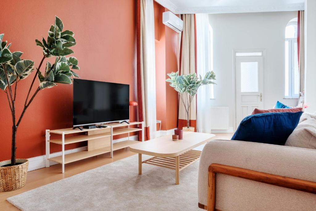Tophane Apartment | Stylish Balcony Suite Near Taksim