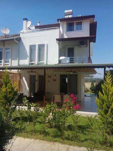 Cenger Villa | Triplex Villa I Private Beach I Walking Distance to the Sea 300 meters