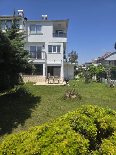 Bogazkent Villa | Villa Olinda 4BR Family Triplex & Shared Pool