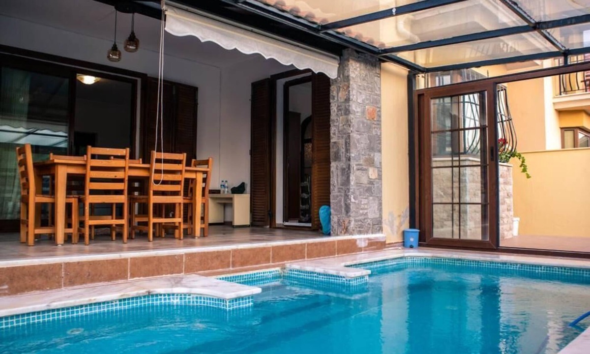 Dalyan City Center Villa | Villa with glass-enclosed pool in the city center