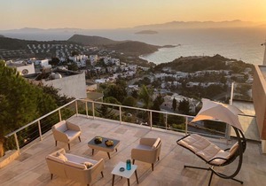 A Breathtaking Grand Sea View Apartment With Pool