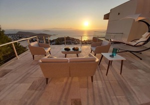 A Breathtaking Grand Sea View Apartment With Pool