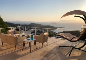 A Breathtaking Grand Sea View Apartment With Pool