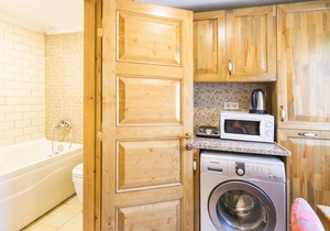Lovely 1 Room w/AC close to Tophane Tram Station