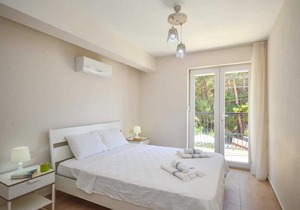 Modern 4 bed villa close to local amenities