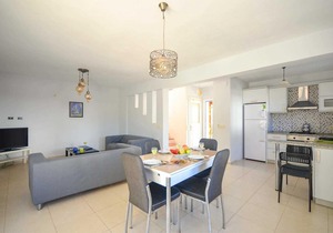 Modern 4 bed villa close to local amenities