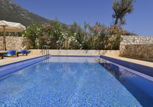 Modern Luxury 3 Bed Apartment with Private Pool, Garden & 10-Min Walk to Kalkan.