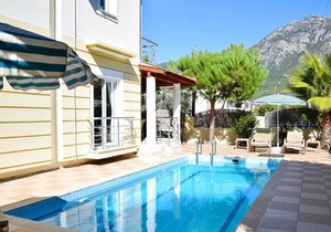 Villa Olive (4 Bedroom Triplex Villa, Sleeps up to 8 Guests)