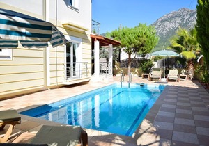 Villa Olive (4 Bedroom Triplex Villa, Sleeps up to 8 Guests)