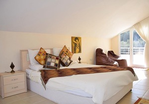 Villa Olive (4 Bedroom Triplex Villa, Sleeps up to 8 Guests)