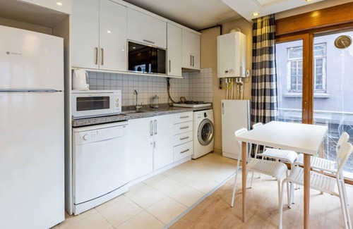 Moda Apartment | Bright Apartment near Trendy Attractions in Moda