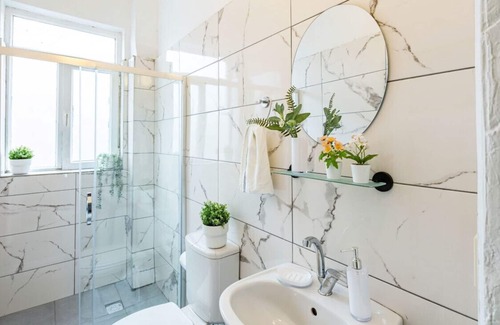 Moda Apartment | Chic, Central Flat 5 min to Moda Coast in Kadikoy