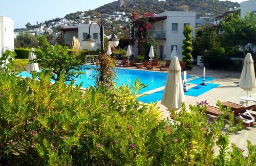 Yalikavak Villa | Luxury 3 bedroom holiday villa with communal swimming pool.