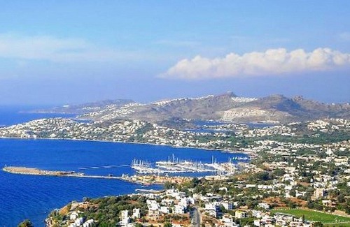 Yalikavak Villa | Luxury self catering 3 bedroom holiday villa with communal pool in the centre.