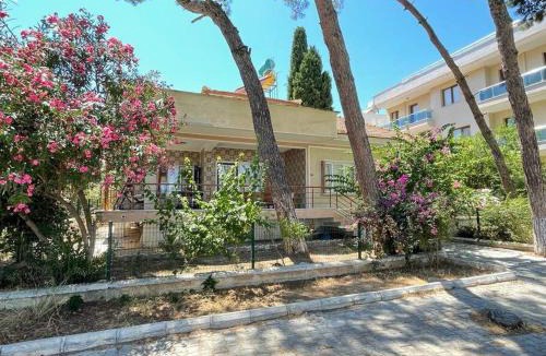 Camlık Mahallesi Apartment | ÇAM AĞAÇLARININ İÇİNDE DENİZ MANZARALI VİLLA