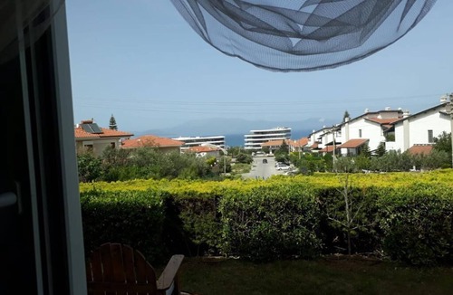 Cesme Apartment | ÇEŞME MERKEZDE BAHÇELİ DENİZE YÜRÜME MESAFESİNDE DAİRE