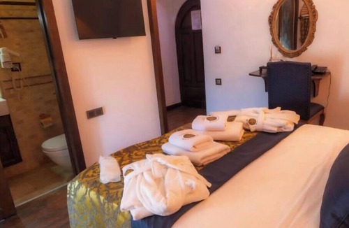 Cesme Hotel | Çeşme Merkezde Marina Karşısı Tarihi Kervansaray Antique Hotel