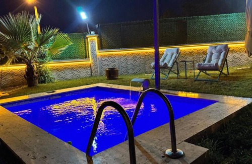 Dilovasi Villa | 1 Deluxe Villa Istmal Havuz, Ate ukuru