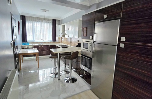 Bomonti House | 2-bedroom condo in enchanting Istanbul with WiFi, AC