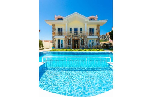 Dalyan Villa | 240 m² Villa ∙ 5 bedrooms ∙ 10 guests