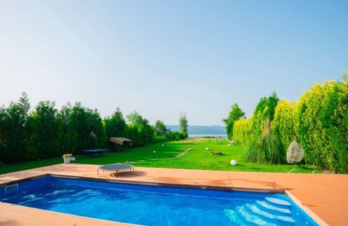 Sapanca Villa | 3-bedroom villa in welcoming Sapanca with huge garden at the lake.