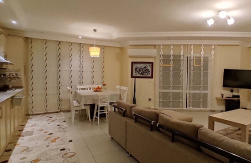 Tosmur Belediyesi Apartment | 3 minutes to the beach! Spacious and silent suite with pool.