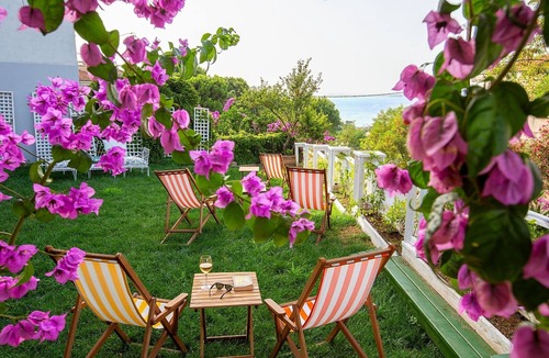 Adalar House | A Great sea view room with shared bathroom