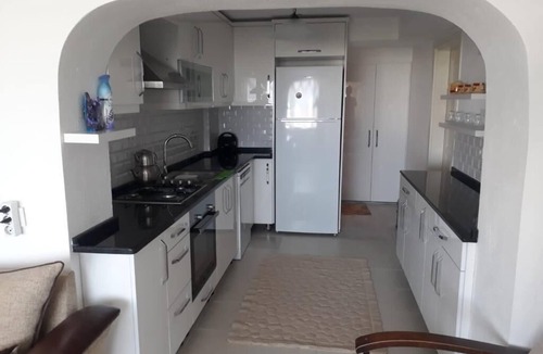 Cesme Apartment | Ailecek tatil yapabileceğiniz Çeşme merkezde denize bahçeli daire.