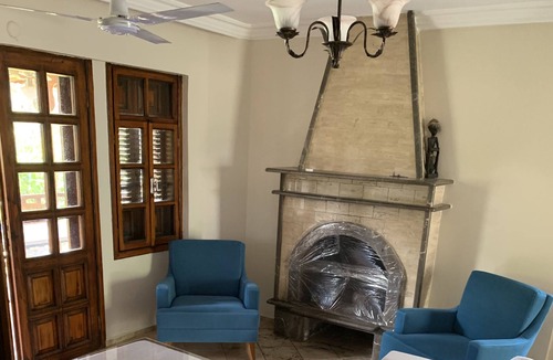 Akyaka House | Akyaka dag ve deniz manzaralı, orman yanında, guneslenme teraslı, Bahçeli