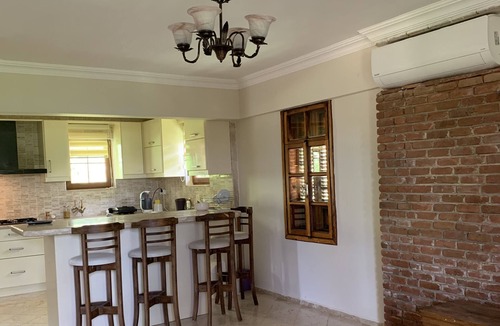 Akyaka House | Akyaka dag ve deniz manzaralı, orman yanında, guneslenme teraslı, Bahçeli